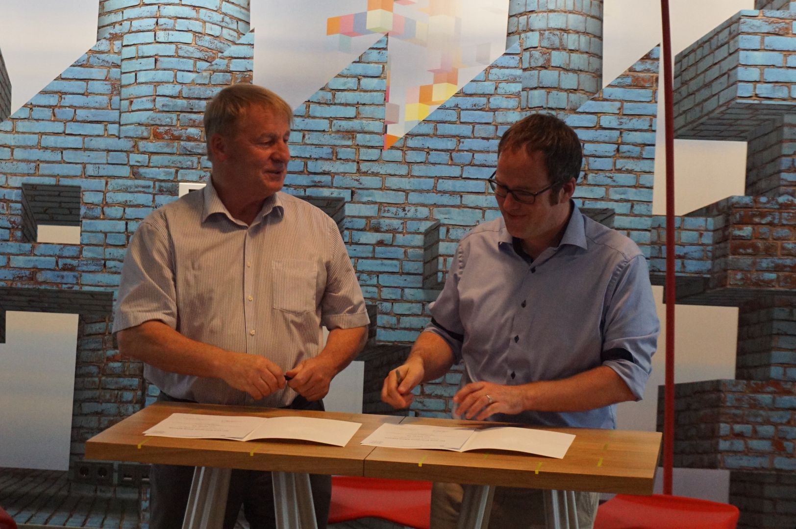 Jost Energy AG, Vorstand Jürgen Jost und Florian Janik, Oberbürgermeister der Stadt Erlangen, unterzeichnen Erlanger Klimaallianz
